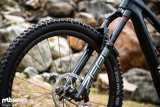 Fast alle Modelle setzten auf eine RockShox Zeb-Federgabel mit 170 mm Federweg.