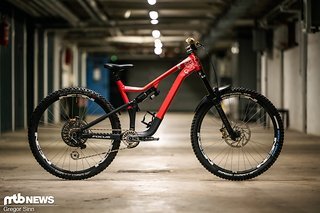 Der deutsche Racer Daniel Renz ist auf einem stark modifizierten Focus Jam unterwegs.