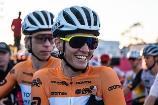Guten Morgen Südafrika! Tag zwei des Cape Epic 2025 steht an! Sofia Gomez Villafane hat nach dem geglückten Auftakt tags zuvor beste Laune. Guten Morgen Südafrika! Tag zwei des Cape Epic 2025 steht an! Sofia Gomez Villafane hat nach dem geglückten Auftakt tags zuvor beste Laune.