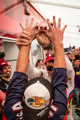 Sportsmänner: Evan und Rob Warner klatschen sich ab, Evan ist eine Runde weiter
