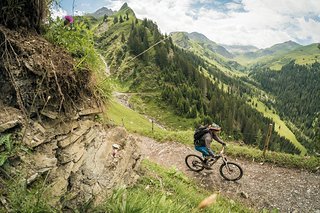 Zum Glück ist der anschließende Anstieg knackig steil und liegt in der Sonne Zum Glück ist der anschließende Anstieg knackig steil und liegt in der Sonne