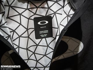 Oakley setzt Graphenstrukturen im Trikot ein. Fühlt sich in der Hand anders an und soll die Temperatur am Körper senken
