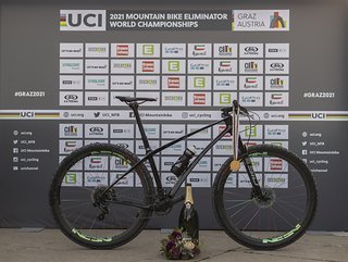 Die Goldmedaille und Champagner für das Siegerbike von Simon Gegenheimer Die Goldmedaille und Champagner für das Siegerbike von Simon Gegenheimer
