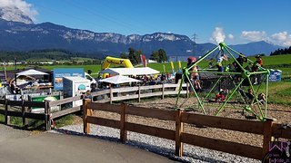 Blick auf das Eventgelände und den Zielbereich mit gelbem Zielbogen Blick auf das Eventgelände und den Zielbereich mit gelbem Zielbogen