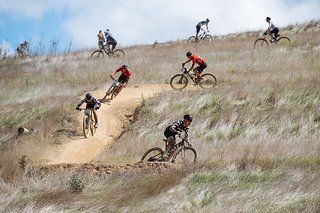 Reges Treiben auf der Strecke als die vielen Hobby-Bikerinnen und -Biker die 27 Kilometer und 750 Höhenmeter rund um das Meerendal Wine Estate bewältigen. Reges Treiben auf der Strecke als die vielen Hobby-Bikerinnen und -Biker die 27 Kilometer und 750 Höhenmeter rund um das Meerendal Wine Estate bewältigen.