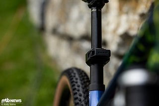 Ähnlich wie Mona Mitterwallner setzt Rissveds auf die RockShox Reverb AXS mit minimalem Hub.