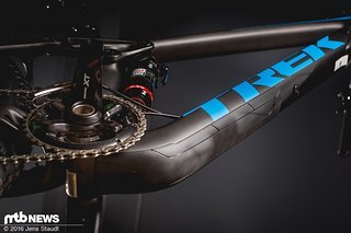 Das Carbon-Unterrohr wird vor Schlägen geschützt. Das Carbon-Unterrohr wird vor Schlägen geschützt.