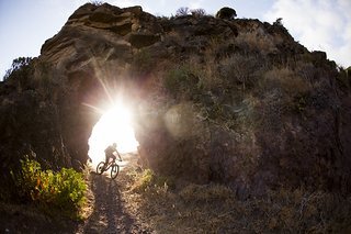 Staubwolke während eines Fotoshootings für das Santa Cruz Bronson mit Santa Cruz Syndicate Fahrer Josh Bryceland und Cut Media auf Madeira. Staubwolke während eines Fotoshootings für das Santa Cruz Bronson mit Santa Cruz Syndicate Fahrer Josh Bryceland und Cut Media auf Madeira.