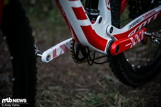 Teamsponsor SRAM spendierte sogar eine passende Kurbel, die auf der rechten Seite einen weißen Kurbelarm besitzt und auf der linken einen roten Teamsponsor SRAM spendierte sogar eine passende Kurbel, die auf der rechten Seite einen weißen Kurbelarm besitzt und auf der linken einen roten