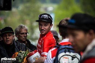 Geht als glücklicher Sieger mit seinen Trophäen von dannen