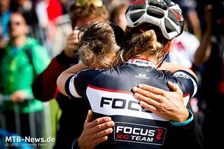 Umarmung mit dem Teamchef nach der Zieleinfahrt.