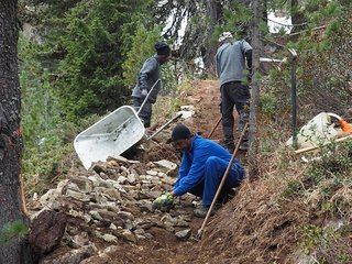 Das Trailbau Team hat Flüchtende in Sölden zum Helfen eingeladen Das Trailbau Team hat Flüchtende in Sölden zum Helfen eingeladen