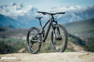 Mit 140 mm Federweg an der Front und 120 mm am Heck reiht sich das Transition Smuggler im unteren Federwegsbereich unserers Trailbike-Vergleichstest ein