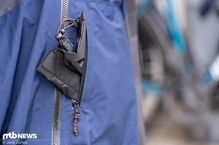 Die Brusttasche mit wasserdichtem Reißverschluss fällt groß aus und bietet locker Platz für ein Smartphone