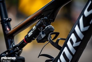 Am S-Works kommt RockShox neues automatisches Fligh Attendant-Fahrkwerk zum Einsatz. Am S-Works kommt RockShox neues automatisches Fligh Attendant-Fahrkwerk zum Einsatz.