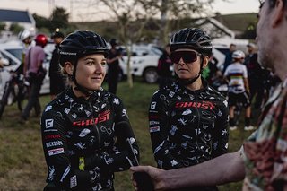 Nicole Koller wirkt noch etwas verschlafen vor dem Start der sechsten Etappe
