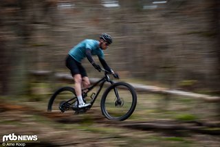 Als Passagier mitten im Rad geht's beim Cannondale Scalpel bergab richtig flott zur Sache.