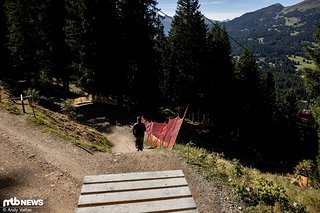 Über ein kleines Road Gap geht es rein in den steilsten Teil der Strecke.