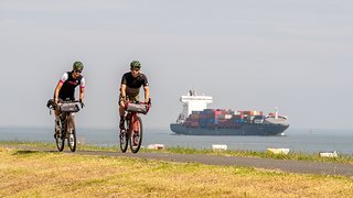 Am nächsten Morgen stecken die 220 km vom Vortag noch in den Beinen. Die nächsten Tage werden wir auf dem Elbe-Radweg verbringen. Am nächsten Morgen stecken die 220 km vom Vortag noch in den Beinen. Die nächsten Tage werden wir auf dem Elbe-Radweg verbringen.