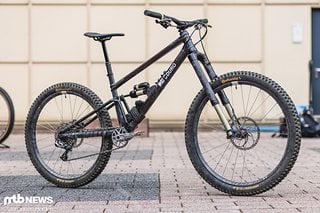 Das Cduro Endurobike war am Stand von Intend ausgestellt und verfügt über eine spezielle Schlingentechnologie, mit der die gewickelten Carbonrohre zusammengehalten werden.