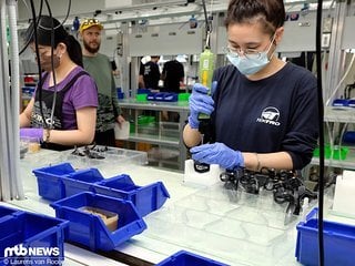 Wenn wie in der Fertigung der neuen Evo-Schaltungen Fingerspitzengefühl und geschickte Finger gefragt sind, mangelt es bei Tektro (und auch bei anderen Produzenten) nie an Frauen an den einzelnen Werkbänken.