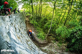 Wird die steile Schlüsselstelle auf losem Waldboden gemeistert?