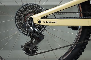 Sieht auf den ersten Blick aus wie ein SRAM Transmission Schaltwerk, hier wurde aber einiges getan. Sieht auf den ersten Blick aus wie ein SRAM Transmission Schaltwerk, hier wurde aber einiges getan.