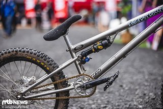 Beim Dämpfer vertraut Sem auf einen Öhlins TTX. Beim Dämpfer vertraut Sem auf einen Öhlins TTX.