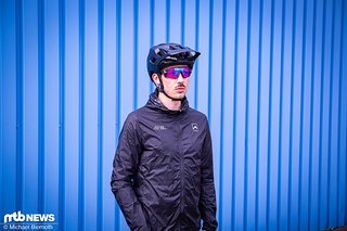 Wenn man mal unverhofft in einen Schauer kommt, ist die TYGU Rain Shield Jacke stets parat. Wenn man mal unverhofft in einen Schauer kommt, ist die TYGU Rain Shield Jacke stets parat.