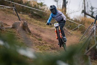 Sich aus staubigen Ruts rauspushen können, ohne den Grip zu verlieren, ist ein essenzieller Skill in Ilmenau.