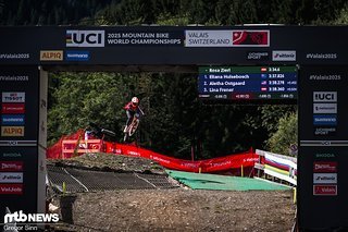 Rosa Zierl hingegen ließ nichts anbrennen. Wie schon bei den vorherigen World Cups kam die Österreicherin am Ende auf Platz 1 ins Ziel.