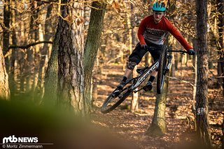 In der Luft lässt sich das leichte Hardtail mühelos herumwerfen und lädt zu Spielereien ein
