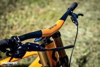 Der Syncros Hixon iC DH Carbon-Lenker mit integriertem Vorbau sticht optisch aus der Masse heraus