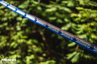 Während beim Downhill inzwischen viel Wert darauf gelegt wird, dass die Streckenbegrenzung wiederverwertbar ist, sind die Stages des Enduro World Cups komplett mit Plastik-Band abgeflattert