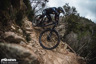 Durch das tiefe Tretlager und die hohe Front steht man gut im Rad integriert Durch das tiefe Tretlager und die hohe Front steht man gut im Rad integriert