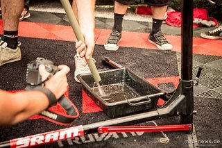Jetzt war alles egal: Evan Warner verwandelte den SRAM-Stand nach und nach in ein glitschiges Schlachtfeld.