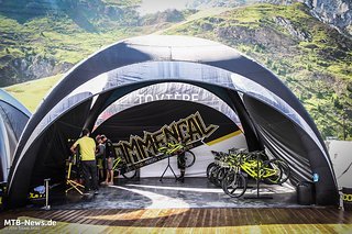 Im französischen Alpenort Tignes hat Commencal das neue Rad für Testfahrten bereit gestellt. Im französischen Alpenort Tignes hat Commencal das neue Rad für Testfahrten bereit gestellt.