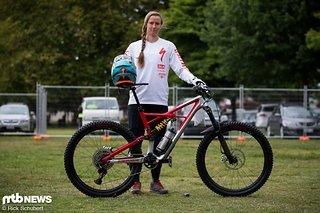 Miranda Miller und ihr Specialized Enduro