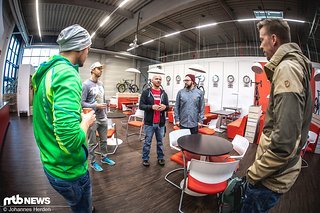 Los ging's pünktlich um 9 Uhr - Carsten und Henning von SRAM erklären den drei Gewinnern Günther, Markus und Manuel das Prozedere.
