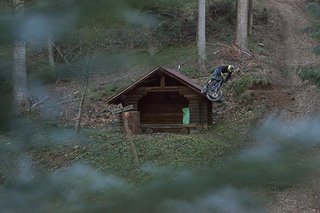 So war diese an den Hang gebaute Hütte doch zu verstehen, oder? So war diese an den Hang gebaute Hütte doch zu verstehen, oder?