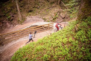 Zu Fuß einem der schnellsten Mountainbiker der Welt hinterher Zu Fuß einem der schnellsten Mountainbiker der Welt hinterher