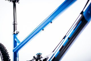 Die Longshot-Geometrie setzt auf richtig lange Reach-Werte, kombiniert mit flachen Lenkwinkeln und langen Kettenstreben.