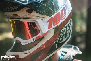 Die 100% Racecraft 2 passt ohne Probleme in eine Vielzahl von Helmen Die 100% Racecraft 2 passt ohne Probleme in eine Vielzahl von Helmen