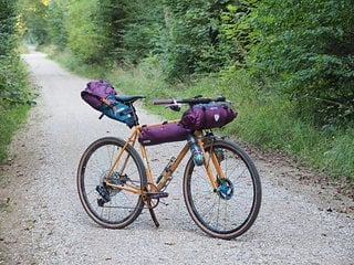 Die auffälligen Bikepacking-Taschen von Ortlieb sind auf weltweit 1.050 Stück limitiert und können nur im Set erstanden werden