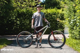 Austin San Sauci mit seinem Frameworks-Downhill-Prototyp.