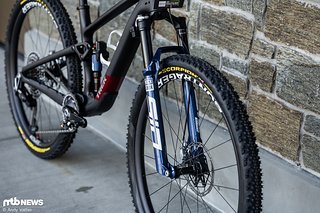 Selbstverständlich verzichtet Gwendalyn Gibson auch nicht auf das elektronische Fahrwerksystem Flight Attendant in Kombination mit der RockShox SID Ultimate-Federgabel und dem RockShox SIDLuxe Ultimate-Dämpfer.