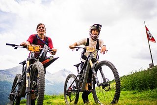Bei hochsommerlichen Temperaturen sind wir froh, beim Schieben ab und zu mal den Helm an den Lenker zu hängen. Bei hochsommerlichen Temperaturen sind wir froh, beim Schieben ab und zu mal den Helm an den Lenker zu hängen.