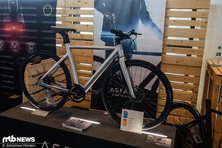 Asfalt Bikes – ja, auch mit Motor. Dennoch eine schicke Variante mit doppeltem Akku (einer im Unterrohr, einer im Sitzrohr) und LED-Anzeige im (!) Oberrohr. Feines Teil für die Stadt.