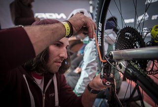 Mechaniker Mirjan stellt sicher, dass unsere Bikes stets 1A laufen und hatte an dem schlammigen Weekend alle Hände voll zu tun! Danke! Mechaniker Mirjan stellt sicher, dass unsere Bikes stets 1A laufen und hatte an dem schlammigen Weekend alle Hände voll zu tun! Danke!
