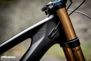 Die Leitungen laufen direkt in die integrierten Gabel-Bumper